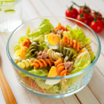 Comida a domicilio - Ensalada iceberg con pasta y atún