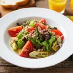 Comida a domicilio - Ensalada mezclum con atún y alcachofas