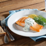Comida a domicilio - Salmón noruego con salsa de yogur y eneldo
