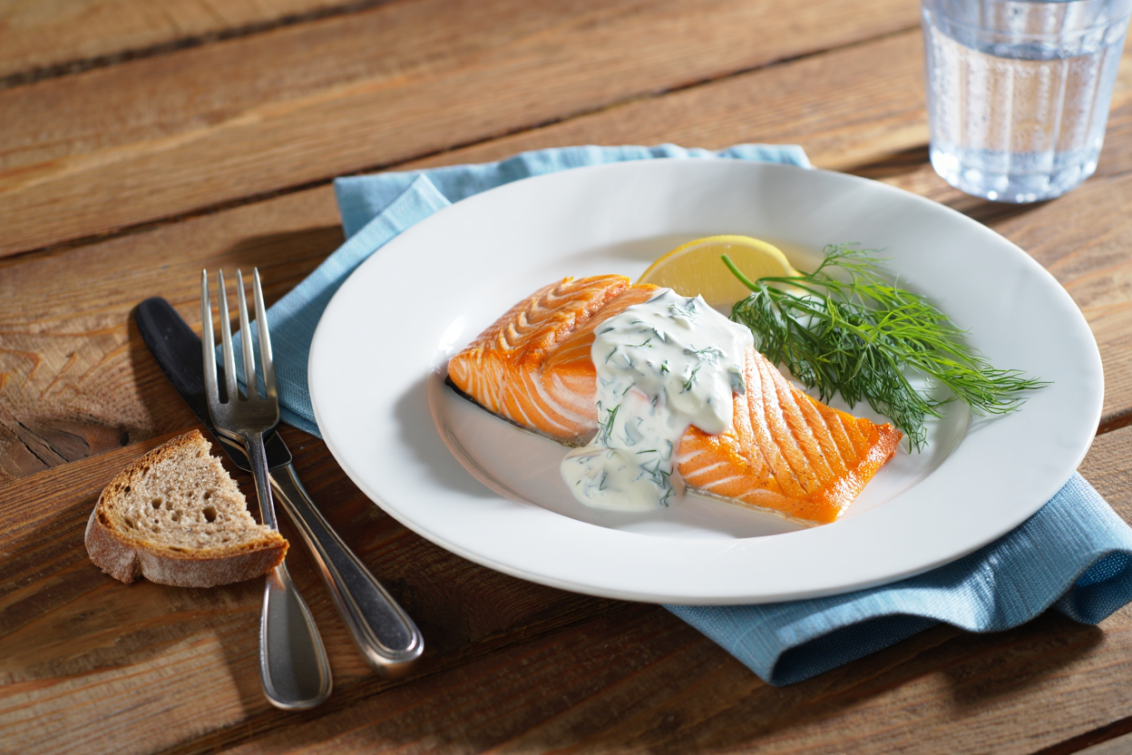 Salmon-noruego-con-salsa-de-yogur-y-eneldo-de-La-Grosella