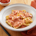 Comida a domicilio - Tortelloni 4 quesos con salsa de tomate y albahaca
