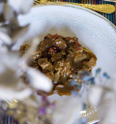 Aguja de cerdo salteada con verduras y soja de La Grosella (2)