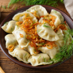 Comida a domicilio - Raviolis rellenos de patata y eneldo con cebolla frita