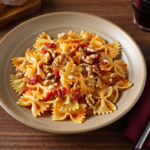 Comida a domicilio - Farfalle con tomate seco y nueces