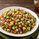 Comida a domicilio - Ensalada de garbanzos con queso latino y aguacate