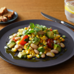 Comida a domicilio - Ensalada de alubias blancas con aguacate y cilantro