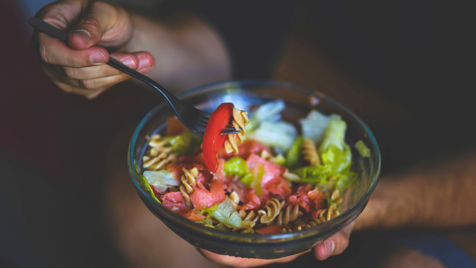 Ensalada fresca de pasta y verduras