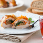 Comida a domicilio - Muslo de pollo relleno de espinacas y cebolla caramelizada