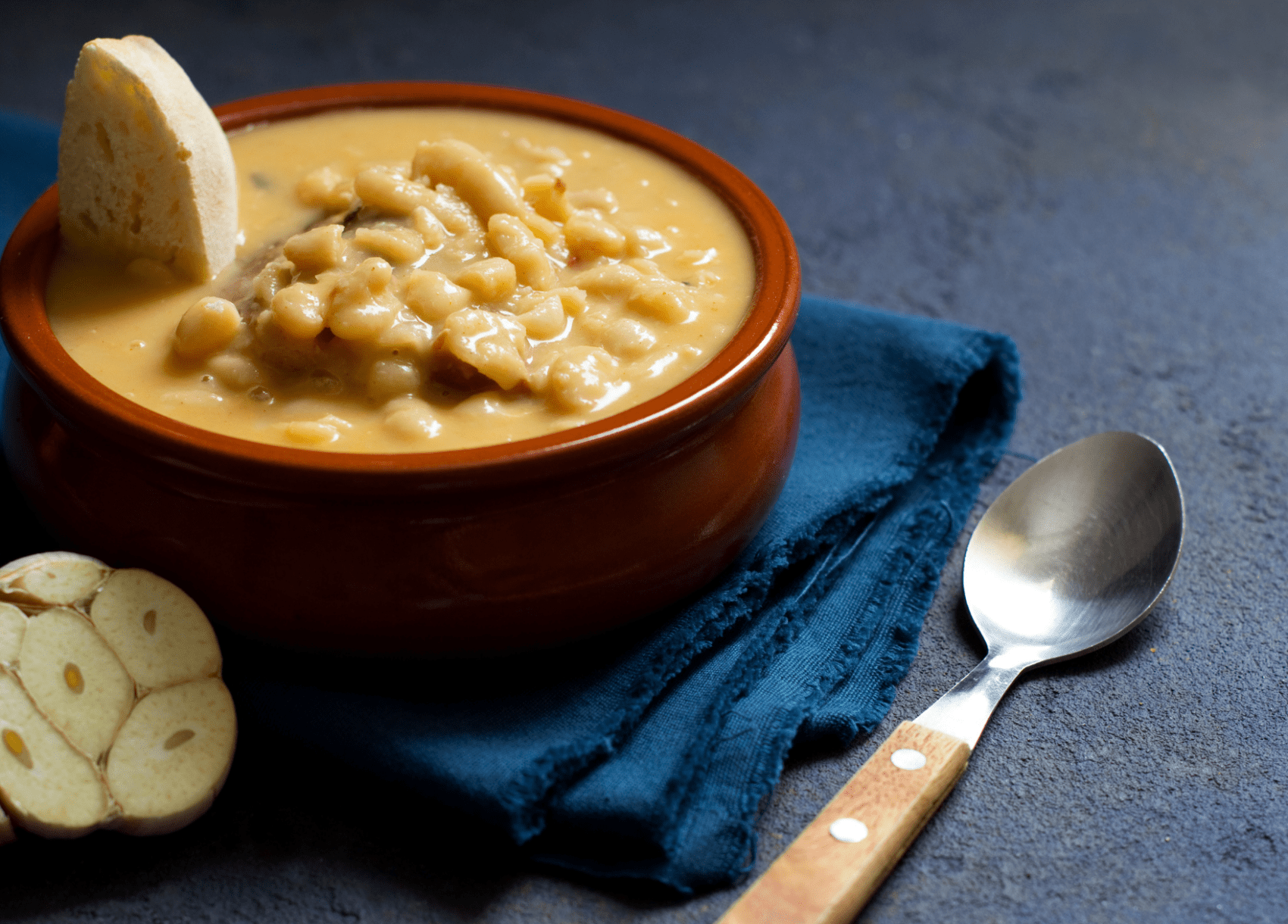 Potaje marinero de alubias blancas con cazón Potaje marinero de alubias blancas con cazón