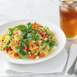Comida a domicilio - Ensalada de pasta tricolor con mozzarella al pesto verde