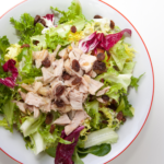 Comida a domicilio - Ensalada iceberg con pollo asado y toque dulce de pasas