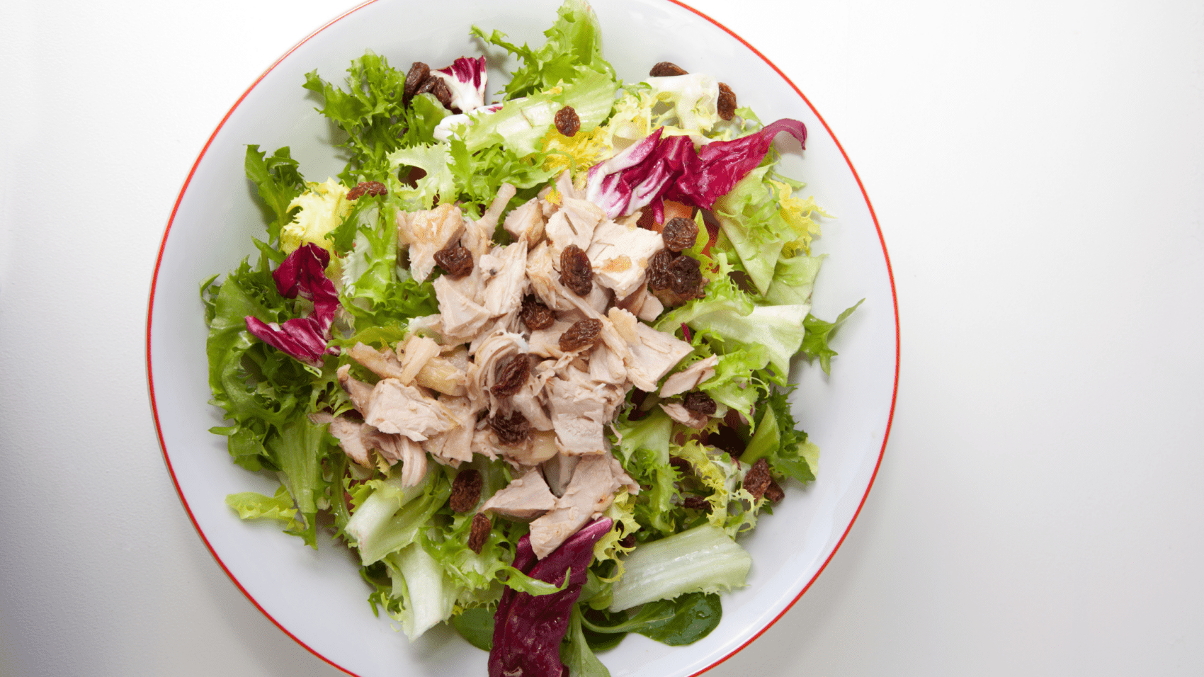 Ensalada verde con pollo asado y toque dulce de pasas Ensalada verde con pollo asado y toque dulce de pasas