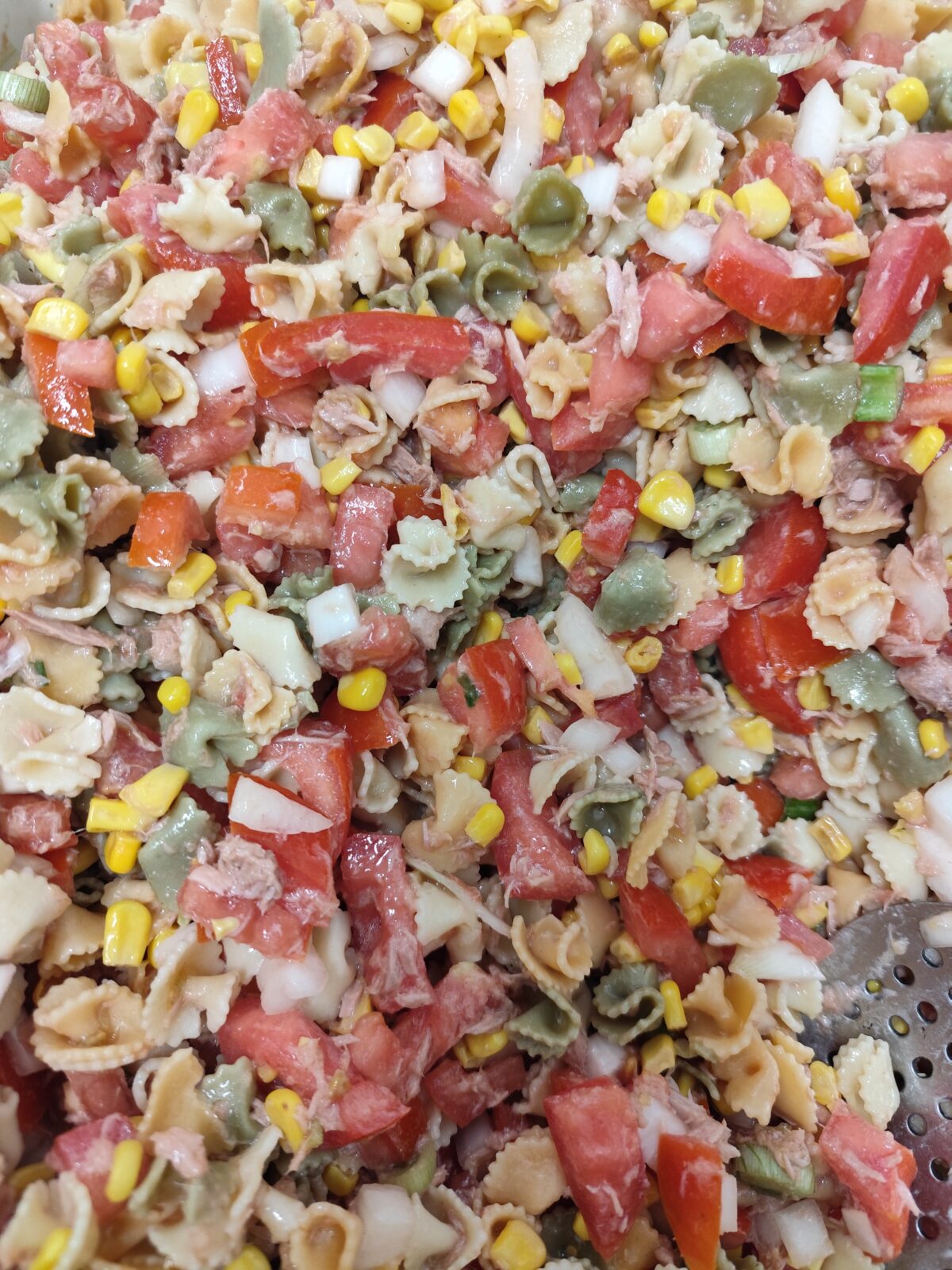 Ensalada de pasta con atún y maíz Ensalada de pasta con atún y maíz