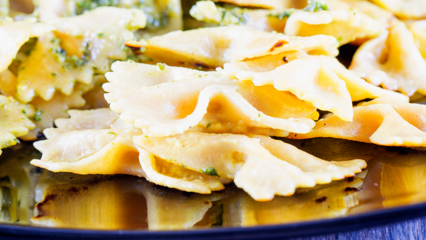 Ensalada verde con pollo asado y toque dulce de pasas Ensalada de pasta con pesto verde y mozzarella