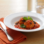 Comida a domicilio - Albóndigas de pollo y berenjena con salsa de tomate y albahaca