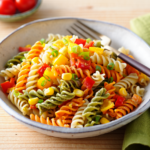 Comida a domicilio - Ensalada de pasta tricolor y verduras frescas
