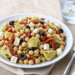 Comida a domicilio - Ensalada de garbanzos con alcachofas, queso de cabra y tomate seco