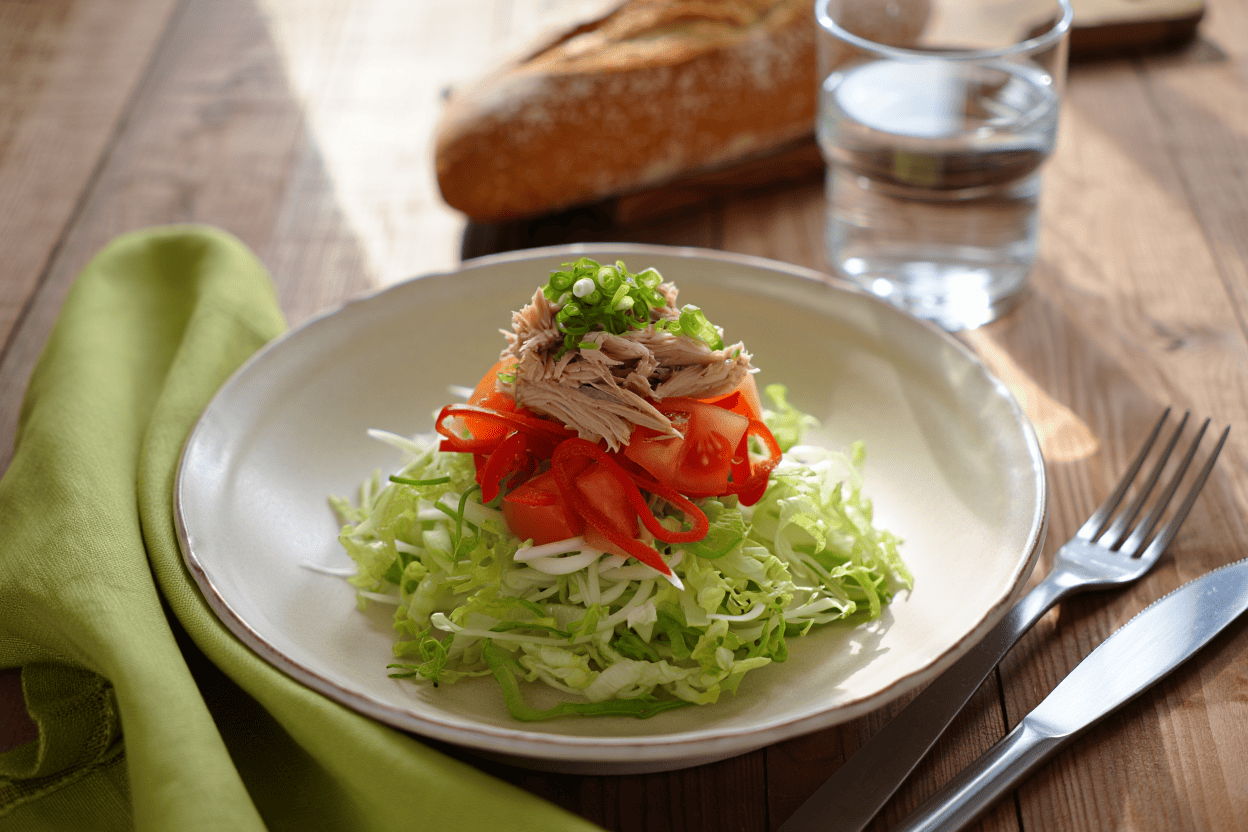 Ensalada iceberg con atún, pimientos y cebolleta de La Grosella (1)