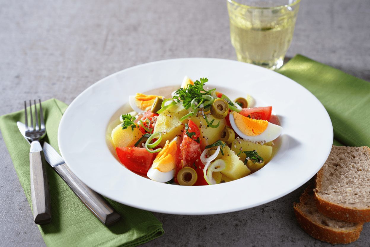 Solomillos de pollo con salsa de champiñones Ensalada murciana de patata y huevo