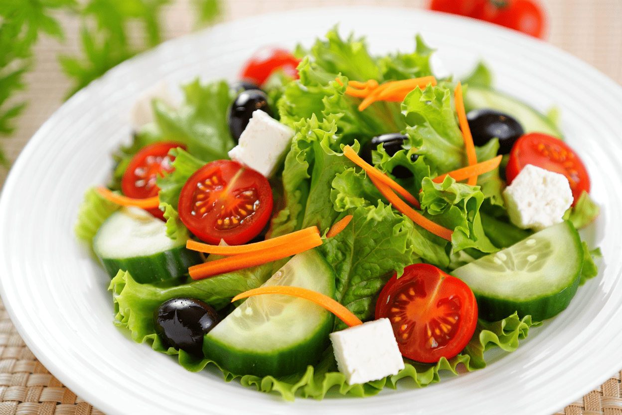 Menestra de verduras al pimentón Ensalada iceberg con queso feta y aceitunas negras