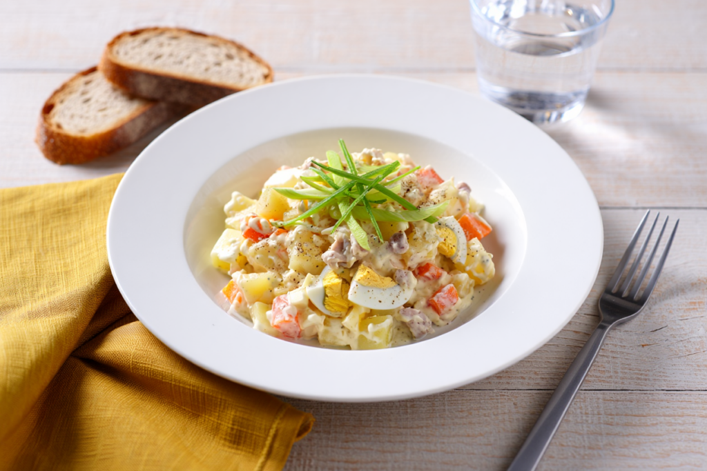 Ensaladilla con lacón y puerros confitados