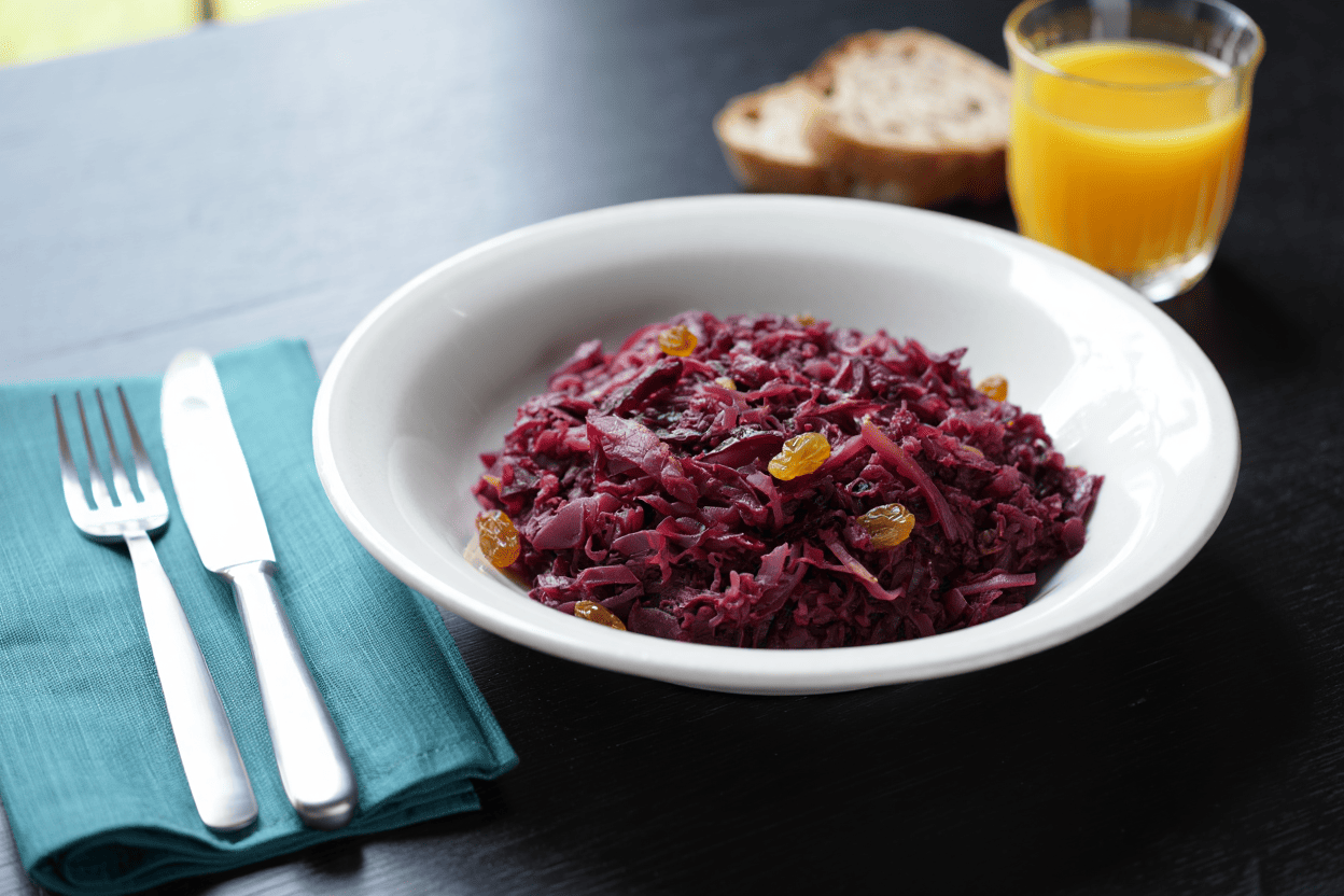 Solomillos de pollo con salsa de champiñones Lombarda con manzana y pasas