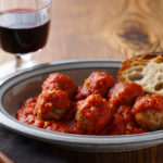 Comida a domicilio - Mini albóndigas con salsa de tomate y albahaca fresca