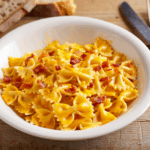 Comida a domicilio - Pasta farfalle con salsa de queso y bacon