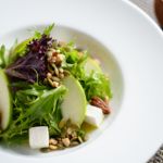 Comida a domicilio - Ensalada verde con queso de cabra y manzana