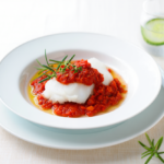 Comida a domicilio - Bacalao al vapor con salsa de tomate y hierbas provenzales