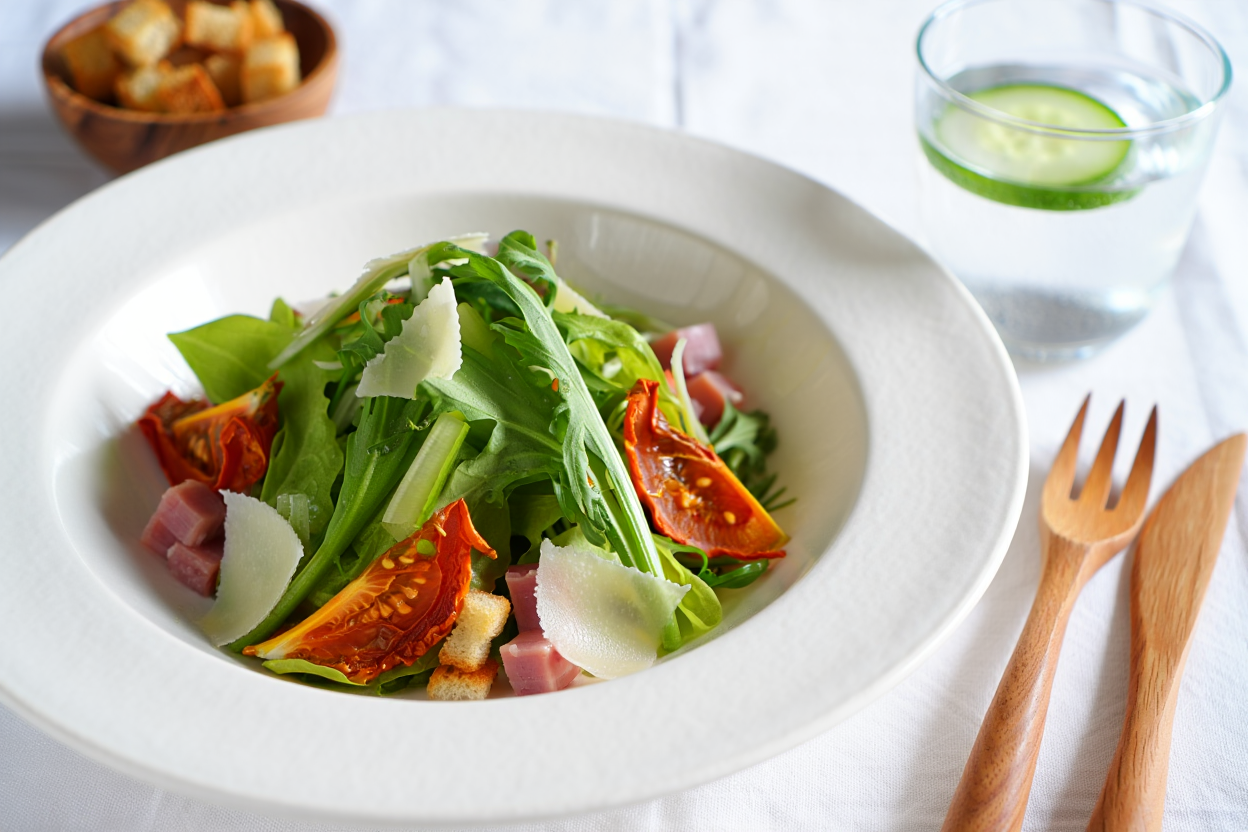 Ensalada-verde-con-jamon-york-y-parmesano-de-La-Grosella
