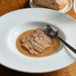 Comida a domicilio - Secreto con salsa de pimienta verde