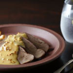 Comida a domicilio - Ternera asada con salsa de Brandy y mostaza a la antigua