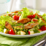 Comida a domicilio - Ensalada iceberg con pollo kebab y manzana