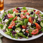 Comida a domicilio - Ensalada verde con mozzarella y aceitunas negras