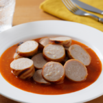 Comida a domicilio - Salchichas bratwurst con salsa de tomate y curry