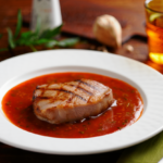 Comida a domicilio - Secreto con salsa de verduras y finas hierbas al pimentón
