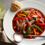 Comida a domicilio - Tiras de cerdo con tomate y pimientos tricolor