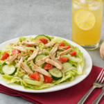 Comida a domicilio - Ensalada Iceberg con pollo asado, tomate, pepino y apio