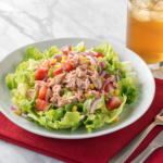 Comida a domicilio - Ensalada iceberg con atún, cebolla roja y maíz