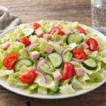 Comida a domicilio - Ensalada iceberg con pavo, tomate, pepino y cebolla roja