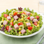 Comida a domicilio - Ensalada verde con jamón york, tomate, maíz y apio