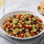 Comida a domicilio - Ensalada vegana de garbanzos con alcachofas y tomate seco