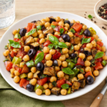 Comida a domicilio - Ensalada vegana de garbanzos con verduras asadas al estilo mediterráneo