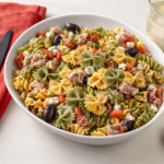 Comida a domicilio - Pasta tricolor con atún, tomate y mozzarella