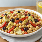 Comida a domicilio - Ensalada de garbanzos con alcahofas y pimientos del piquillo