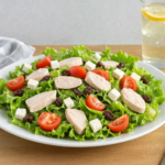Comida a domicilio - Ensalada verde con pavo, queso de cabra, pasas y tomate